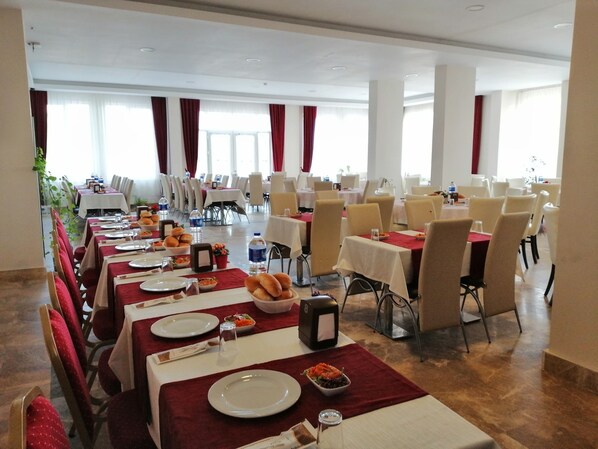 3 restaurants, breakfast, lunch, dinner served; Turkish cuisine - Paflagonya Otel & Restoran (Sabanözü)