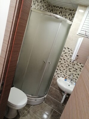 Chambre Standard double | Salle de bain | Douche, articles de toilette griffés, séchoir à cheveux, pantoufles