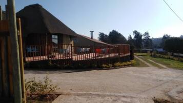 Mặt tiền nơi lưu trú - ban đêm