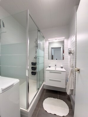 Combined shower/tub, hair dryer, towels, soap - Nice studio ☼ sea and pool ☼ (Saint-François)