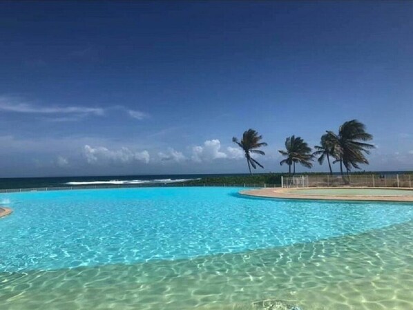 حمّام سباحة خارجي