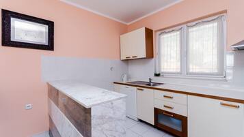 Privat køkken | Køleskab, kogeplade, opvaskemaskine, køkkentøj/tallerkener/redskaber