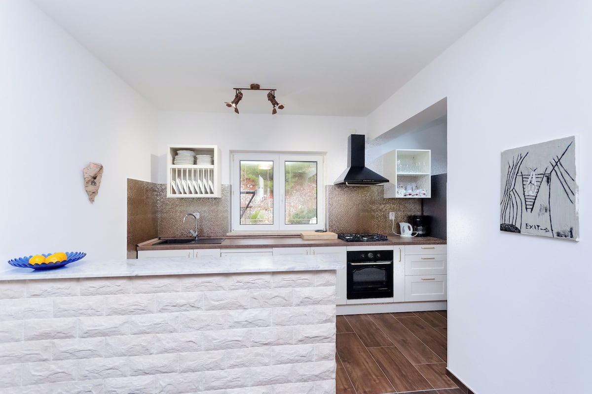 Apartment (A1) | Eigene Küche | Kühlschrank, Herdplatte, Geschirrspüler, Kochgeschirr/Geschirr/Besteck