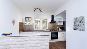 Appartamento (A1) | Cucina privata | Frigorifero, piano cottura, lavastoviglie, pentole/stoviglie/utensili