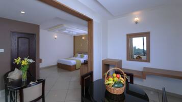 Club-Suite | Essbereich im Zimmer