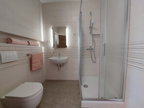 Apartment (A1) | Bathroom | Shower, towels - Apartment Marija (Novi Vinodolski)