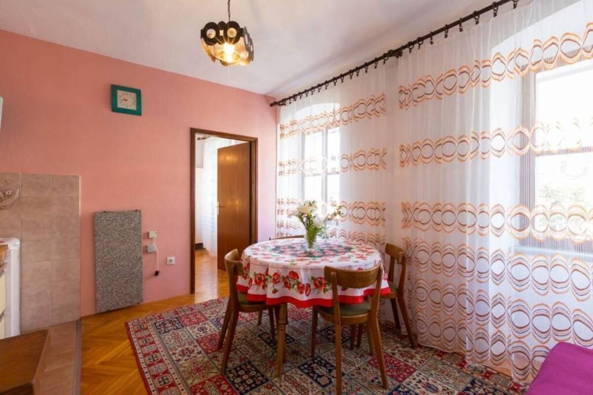 Apartment (A2) | Tempat makan