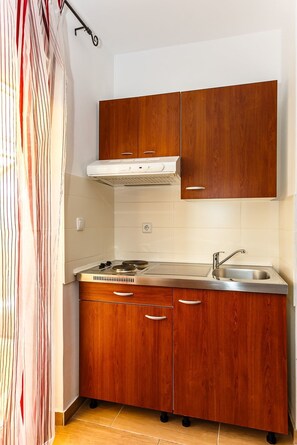 Private kitchen | Fridge, microwave, stovetop, espresso maker - Apartments and Rooms Gordana (Malinska-Dubasnica)