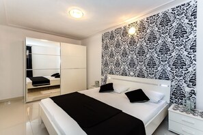 8 kamar tidur, brankas, dan Wi-Fi gratis