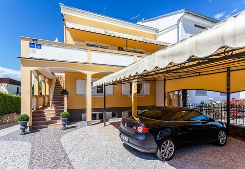 Apartments and Rooms Gordana