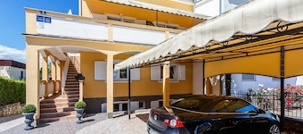 Apartments and Rooms Gordana