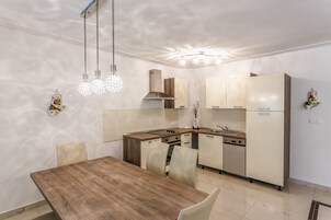 Refrigerador, microondas, placa de cocina, cafetera expreso