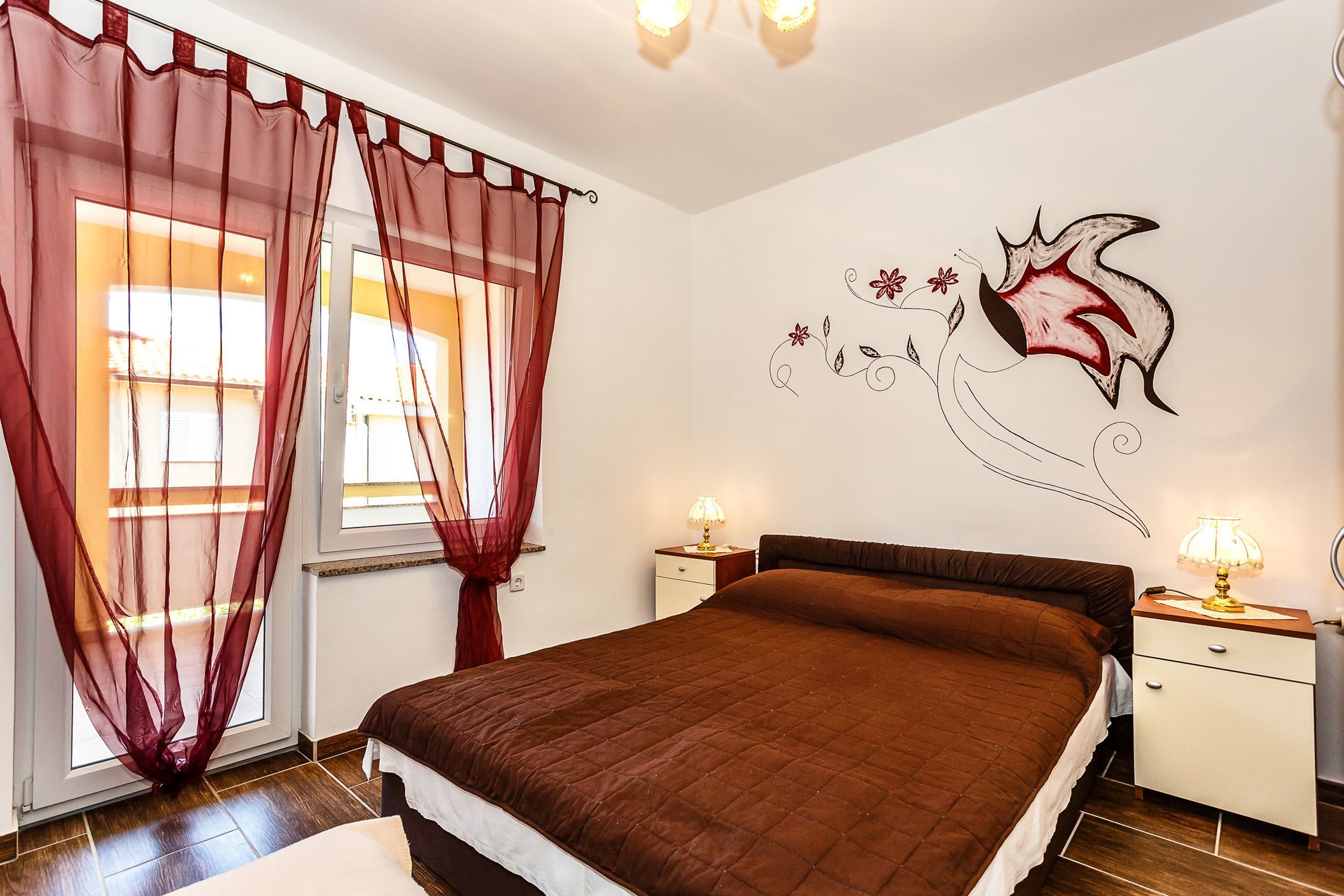 8 quartos, cofres nos quartos, Wi-Fi de cortesia