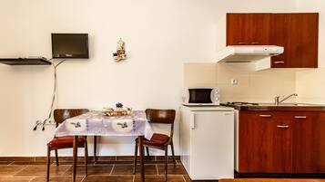 Private kitchen | Fridge, microwave, stovetop, espresso maker