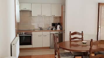 Apartment (A1) | Eigene Küche | Kühlschrank, Herdplatte, Geschirrspüler