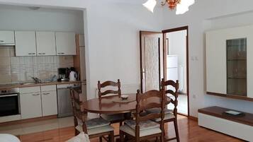 Apartment (A1) | Eigene Küche | Kühlschrank, Herdplatte, Geschirrspüler