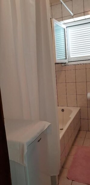 Departamento (A1) | Baño | Secadora de cabello y toallas 