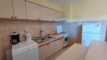 Apartment (A1) | Private kitchen | Fridge, oven, stovetop, dishwasher