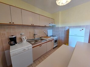 Apartment (A1) | Private kitchen | Fridge, oven, stovetop, dishwasher