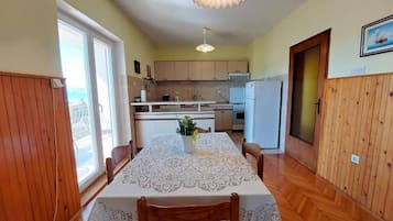 Apartment (A1) | Private kitchen | Fridge, oven, stovetop, dishwasher