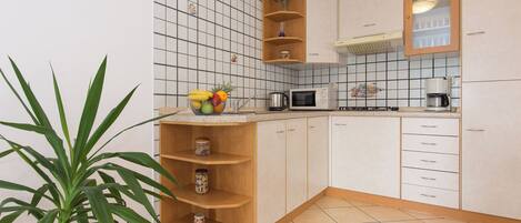 Espressomaschine, Kühlschrank, Mikrowelle, Herdplatte