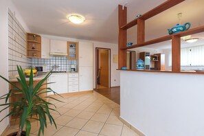 Appartement (A3) | Cuisine privée | Réfrigérateur, four à micro-ondes, surface de cuisson
