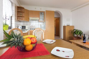 Appartement (A1) | Cuisine privée | Réfrigérateur, four à micro-ondes, surface de cuisson