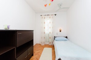 Tabla de planchar con plancha, wifi gratis y ropa de cama 
