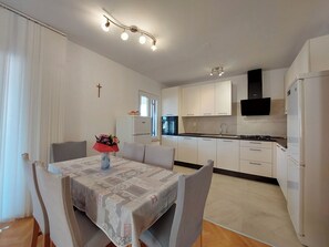 Departamento (A1) | Cocina privada | Refrigerador, microondas, horno y parrilla de estufa 