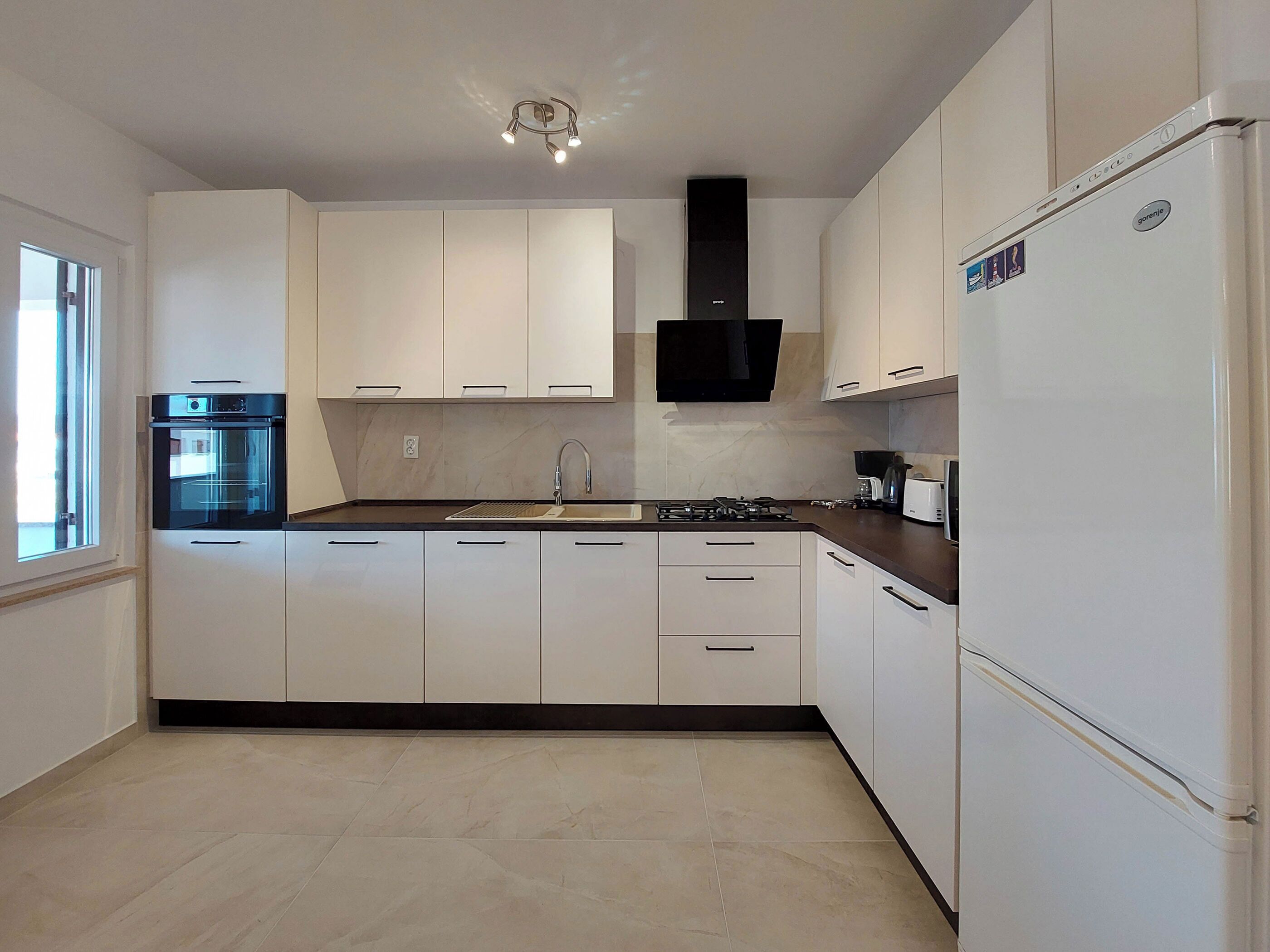 Apartamento (A1) | Cozinha privada | Geladeira, micro-ondas, cooktop, cafeteira/chaleira