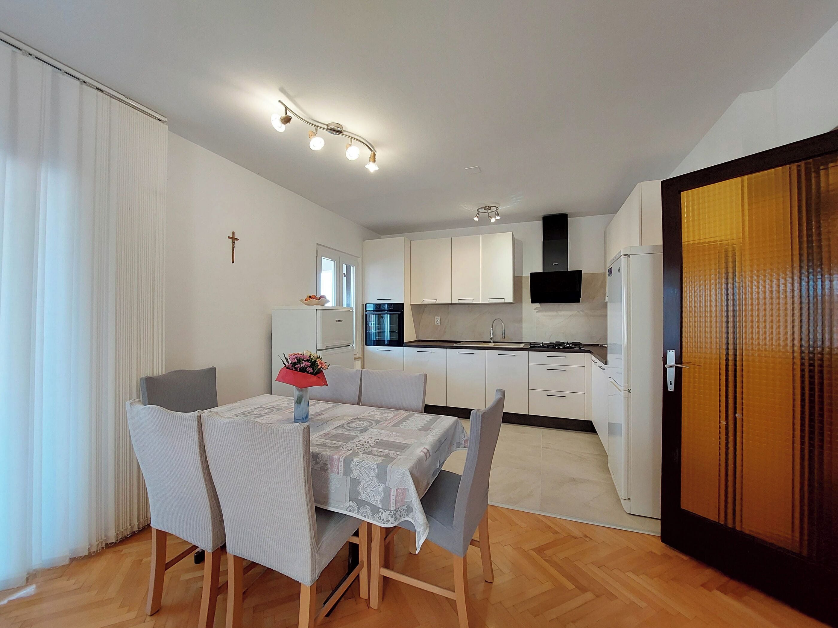 Apartamento (A1) | Cozinha privada | Geladeira, micro-ondas, cooktop, cafeteira/chaleira