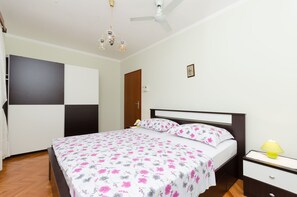 Tabla de planchar con plancha, wifi gratis y ropa de cama 