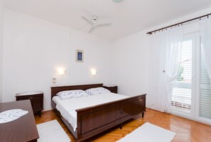 Iron/ironing board, bed sheets