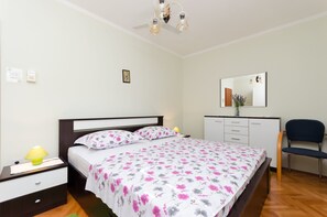 Iron/ironing board, free WiFi, bed sheets - Apartment Neda (Punat)
