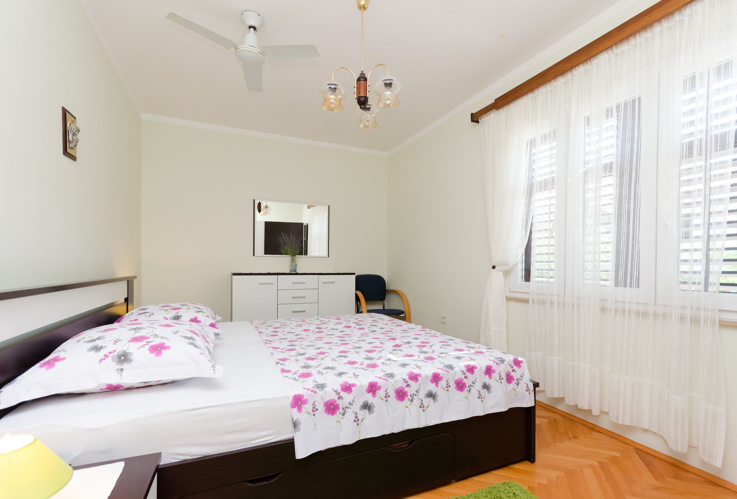 Tabla de planchar con plancha, wifi gratis, ropa de cama