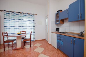 Studio (A3) | Private kitchen | Fridge, stovetop, espresso maker, electric kettle - Apartments Jasminka (Crikvenica)