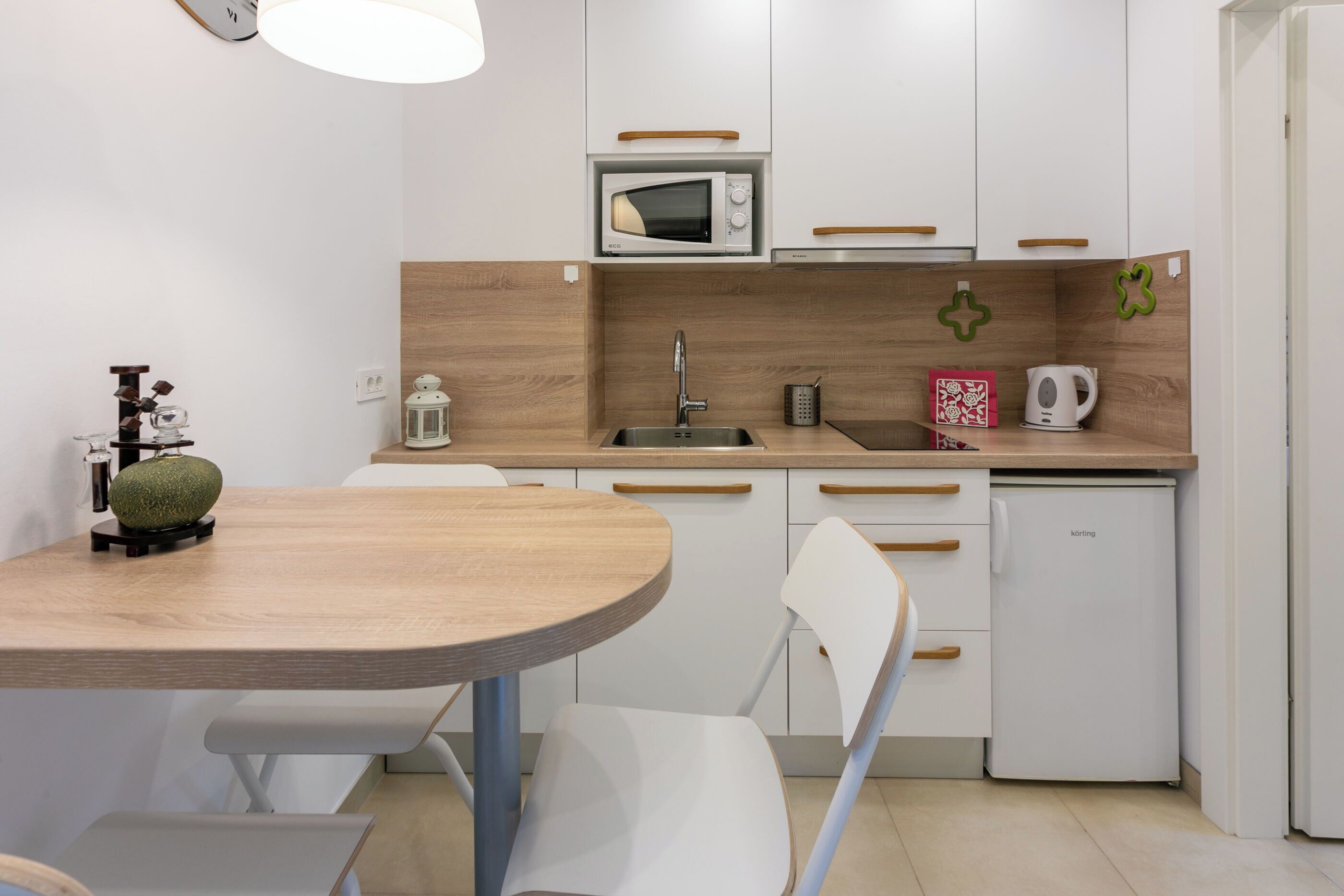 Kühlschrank, Mikrowelle, Herdplatte, Geschirrspüler