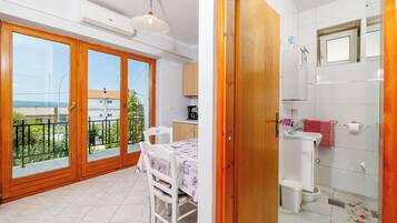 Apartment (A3) | Eigene Küche | Kühlschrank, Herdplatte, Espressomaschine, Wasserkocher