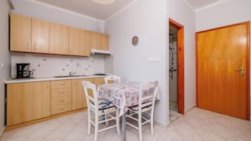 Apartment (A3) | Eigene Küche | Kühlschrank, Herdplatte, Espressomaschine, Wasserkocher