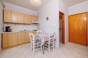 Appartement (A3) | Cuisine privée | Réfrigérateur, surface de cuisson, cafétière à espresso