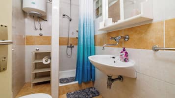 Apartment (A1) | Badezimmer | Dusche, Handtücher