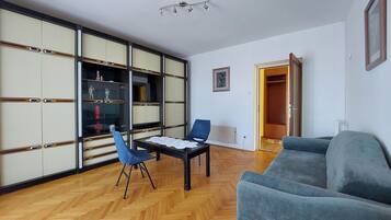 Apartment (A1) | Wohnzimmer | Fernseher