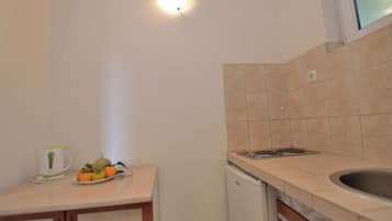 Monolocale (A2) | Cucina privata | Frigorifero, piano cottura, bollitore elettrico