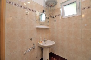 Studio (A2) | Bathroom | Shower - Apartments Vladislav (Opatija)