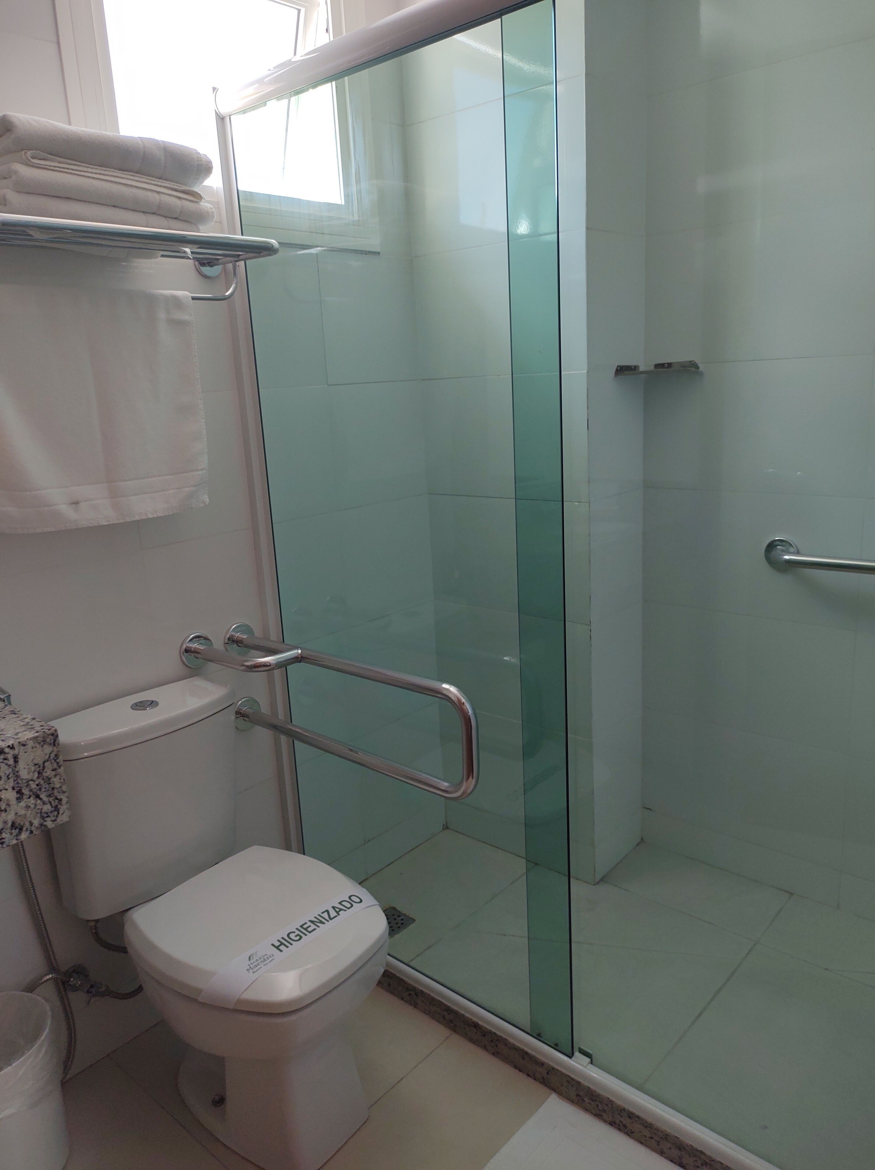 Baño | Regadera, bidet, toallas, jabón 