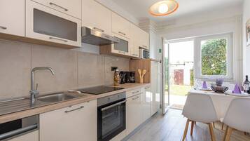 Apartamento (A1) | Cozinha privada | Geladeira, micro-ondas, cooktop, máquina de café expresso