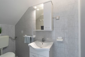 Apartment (A1) | Bathroom | Shower - Apartments Lavanda-kate (Krk)