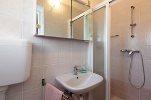 Studio (A2) | Bathroom | Shower - Apartments Lavanda-kate (Krk)