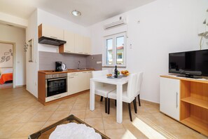 Departamento (A2) | Cocina privada | Refrigerador, parrilla de estufa y cafetera de espresso 