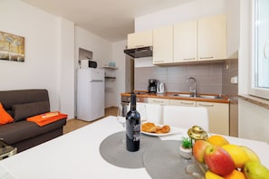 Departamento (A2) | Cocina privada | Refrigerador, parrilla de estufa y cafetera de espresso 